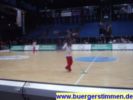 Nicht nur nach dem Spiel auch während des Spiels wurde das Spielfeld ab und zu trockengewischt. Basketball ist ein schweißtreibender Sport und es soll vermieden werden, dass die Spieler auf feuchten Spielfeldflächen ausrutschen und sich verletzten. Während solcher Pausen genauso wie bei Fouls wird die Uhr angehalten. Die zwanzig Minuten der ersten beiden Viertel weiten sich so schnell zu einer Stunde aus.