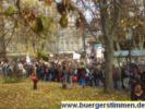 Sonderangebot: Schüler über Schüler zogen über den Theaterplatz am Deutschen Theater vorbei - Das Photo zeigt nur ein Ausschnitt von Pressefoto