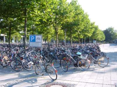 Porth-2005©Was hat den größeren ästhetischen Reiz - Fahrrad-Flut oder betonierter Bahnhofsvorplatz.