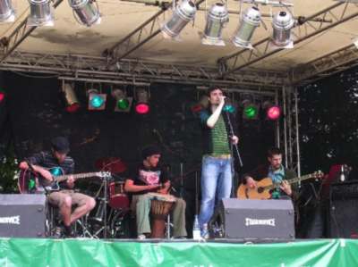 Beggin' for Change © Life-act-Aufnahme der Band bei einem Open-Air-Konzert.