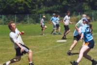 Buchholz 2005 © Im Sommer kann man das berührungslose Taktik-Mannsschaftspiel Ultimate-Frisbee im Freien spielen.