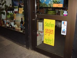 Porth 2006 © "Saufen gegen rechts" meint ein geschäftstüchtiger Weinhändler in Göttingen.