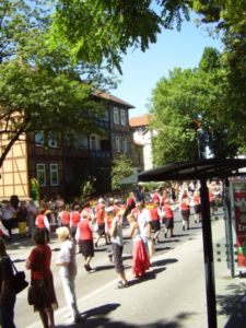 Porth 2006 © Beeindruckend war die Ausdauer der Musiker von den Spielmannszügen. Wandern und gleichzeitig noch Musik spielen.