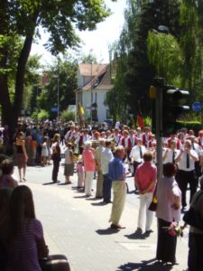 Porth 2006 © Überalle entlang der Straße standen Menschen und schauten den Umzug.