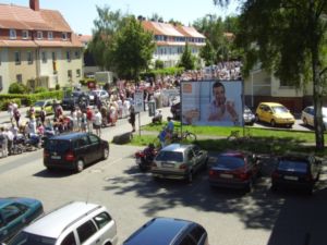 Porth 2006 © Viele hatten sich am Straßenrand Stühle bereitgestellt, um bequem auf die Ankunft des Umzugs zu warten.