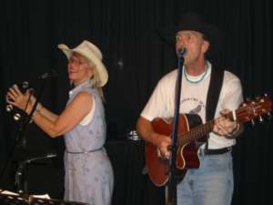 Sly & Paul , 2006 © Helen & Paul Mataki im "Cornpickers Hühnerstall" in Mielenhausen mit Country-Sound und echten Country-Gefühl..