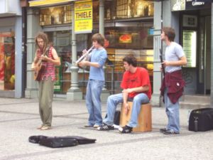 Porth , 2006 © Beginn der Urlaubstour als Straßenmusiker. Von links nach rechts sieht man Paul Pfeiffer (Gitarre), Johannes Böhmer (Trompete), Jacob Hasselgruber (Cajan, Gesang und Animation)  und Leonard Häusser (Melodika).