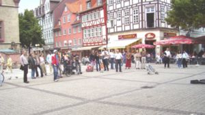 Porth , 2006 © Innerhalb kurzer Zeit entstand ein kleiner Auflauf auf dem Göttinger Marktplatz. Gute Musik fand ein interessiertes Publikum.