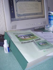 Porth , 2006 © Der Haushalt ist fast so dick wie eine Tipp-Ex-Flasche hoch ist. Die CD ist da schon kleiner. (Die Milch im Hintergrund brauchte ich zwischendurch als Durstlöscher.)