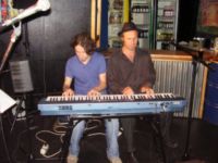 Porth , 2006 © Marius Prill (Gitarre) und Bernd Knappe (Schlagzeug) teilen sich einmal ausnahmsweise die Tastatur eines Klaviers.