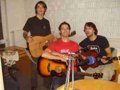 Porth , 2006 © Drei von vier Stark's im Studio beim Stadtradio Göttingen im "Talk vorm Konzert" bei den "Bürgerstimmen im Göttinger Land". Von links nach rechts: Niko (Gitarre, Gesang), David (Gitarre, Background-Gesang),  Bojan (Bass)