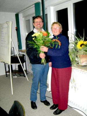 Grüne-Pressefoto , 2006 © Vorstandsmitglied Ursula Botzenhardt bedankt sich bei Dr. Martin Worbes für zwei Jahre sehr erfolgreiche Vorstandsarbeit.