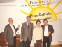 Porth , 2006 © Abschlussfoto mit Herr Hartung(Schulleiter), Herrn Meyer (Oberbürgermeister), Frau Morgenroth (Grüne) und Herrn Holefleisch (Grüne).