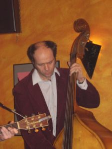 Porth , 2006 © Joe Budinsky aus dem "KC McKanzie"-Duo am Bass.