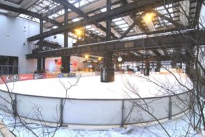 Pressefot , 2007 © Während der warmen Frühwintertage wirkte die Eisbahn richtig winterlich. (Foto ist etwas nachcoloriert.)