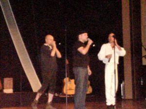 Porth , 2007 © Das Trio Ganz schön feist. Die schwarze Kleidung von Rainer Schacht (links) und Christoph Jess (rechts) ist bewusst gewählt, weil die Hauptaufmerksamkeit auf Mathias Zeh und seinen Gesten liegen sollte. (Normalerweise stand Mathias zeh wzischen den beiden.)