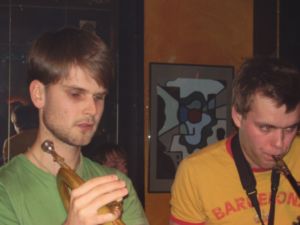 Porth , 2007 © Wenn es bei Sebastian P. nur ploppt, dann spielt er seine Trompete falsch und wird den Bandleader Ede am Saxophon (rechts) sicher verärgern. Aber Sebastian beherrschte während des Konzerts sowohl seine Trompete wie auch den Sampler auf dem Laptop. Gleiches galt auch für Ede.