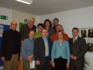 Pressefoto , 2007 © von links nach rechts: Mirko Hönig - Seniorenberatung der Stadt Göttingen / Dr. Christoph Steinbach - Seniorenrat des Landes Niedersachsen / Irene Schultens - Europ. Brotmuseum Ebergötzen / Regina Meyer - Freie Altenarbeit Göttingen e.V. / Holger Frahnert - Sponsor  / Martina Herr - BONUS Freiwilligenzentrum Göttingen / Helga Reimann - atempause Dransfeld / Herr Schmidt - Gemeinnützige Fahrdienste GmbH / Dagmar Vogt-Janssen - Nds. Landesagentur Generationendialog / Dr. Martin Rudolph - IHK Hannover GST Göttingen)