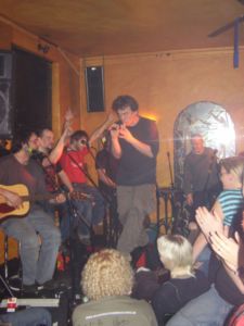 Porth , 2007 © Die Balustrade, auf der der flotte Totte balanciert ist nicht breiter wie ein Schwebebalken. Wenn er fällt, würde er entweder in die Mitmusiker oder ins Publikum fallen - aber er fiel nicht.