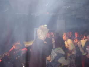 Porth , 2007 © Die Musikszene aus dem Bereich des MetalGothicPunk bezeichnet ihre eigenen Musik derzeit als Hardcore. Zu der Szene gehört untrennbar der Pogo (Rempeltanz), so wie zum Kino das Popcorn oder der Snobismus zu Oper und Theater. Die Zuschauer feierten ihr Konzert.