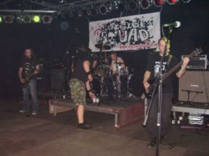 Porth , 2007 © Rawside hatte einen Beamer, der ihr Konzert unterstützte. Suicide-Squad zeigten ihren Bandnamen in Form eines großen Plakats. In solchen Details zeigt sich, dass eine Band professionell werden will.