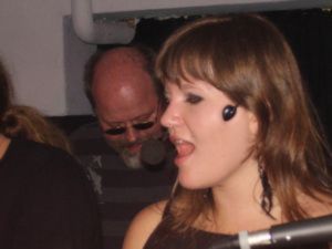 Porth , 2007 © Franzi hat eine schöne Stimme, wobei sie aber mit ihrer klaren Stimme eher im Pop oder Soulbereich hineinpasst. Insgesamt wirkt sie auf der Bühne für die Musik zu schüchtern. - Das Foto ist eigentlich völlig ungeeignet um Franzi's Bühnenpräsenz richtig darzustellen, aber ich finde es einfach schön.