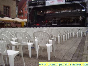 Porth , 2007 © Eintrittspflichtige Sitzplätze vor der Bühne am Marktplatz. Später am Abend spielte dort das Göttinger Symphonieorchester.