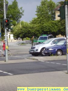 Porth , 2007 © Am neuen Rathaus und am Geismartor standen am frühen Abend Polizeifahrzeuge. Die Menschen, die hinter mir in die Stadt gingen, vermuteten laut, dass die Polizei wegen der erhöhten Terrorgefahr anwesend waren. Die Brandreden führender Politiker gegen die Freiheit in der freiheitlichen Demokratie zeigen augenscheinlich Wirkung.Die ist die kleine Geschichte am Rande, die in der Überschrift erwähnt wird. - Auf Nachfrage sagten die Polizisten das sie wegen einem Burschenschaftstreffen und einer Gegendemonstration in der Stadt wären.