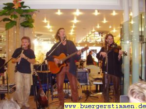 Porth , 2007 © The Aberlour's spielten ohne Bühnenrückwand im offenen Innenhof des Carres  Da der Drummer und der Bassist fehlten, wurden ihre Parts durch Samples ersetzt.