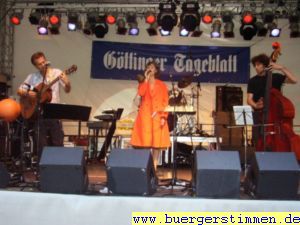 Porth , 2007 © Insa Rudolph erfreute durch ihre schöne Stimme und die romantisch-jazzigen Klänge und nutzte die Gelegenheit, auf ihr Theaterprojekt in der Saline hinzuweisen.