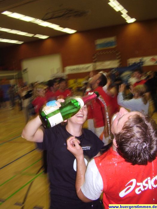 Pressefoto: Porth , 2007 © Die sechzig Stunden sind geschafft. Ein neuer Weltrekord im Dauervolleyballspielen ist aufgestellt worden. Nach dem Erreichen der selbstgesteckten Zielmarke gab es Sekt. Bei diesem Foto bekommt die Redewendung "mit Alkohol abfüllen" eine ganz neue Bedeutung.