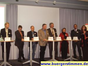 Pressefoto: Porth , 2007 © Auf dem Podium erzählten Vertreter aus der Wirtschaft von ihren Erfahrungen. Die beiden Vertreter von WRG und AGS erläuterten, welche Möglichkeiten ihnen in speziellen Situationen zur Verfügung stehen.