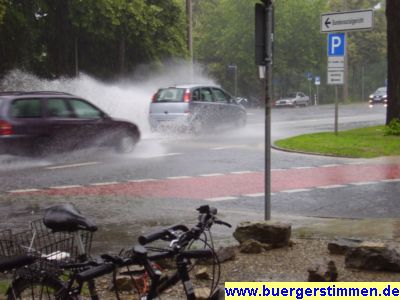Pressefoto: Porth , 2008 © Mathilda auf dem Weg zur Arbeit - Arbeitswege von fünfzig Kilometer sind keine Seltenheit. Platzregen sind wegen der Verwüstung der Welt und wegen des daraus resultierenden Klimawandels häufiger geworden.