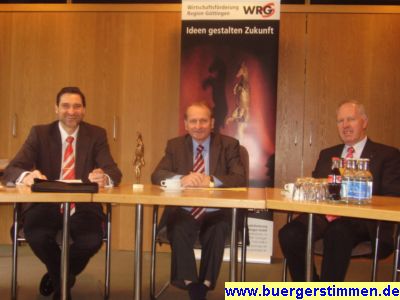 Pressefoto: Porth , 2008 © Rainer Hald (Sparkasse Göttingen), Landrat Reinhard Schermann und Alfons Wüstefeld (Sparkasse Duderstadt) eröffneten offiziel den Wettbewerb zum Innovationspreis 2008. Zwischen Hernn Hald und Herrn Schermann steht übrigens eine bronzenfarbene Skulptur des Pferdeträgers von Christina Jankowski.