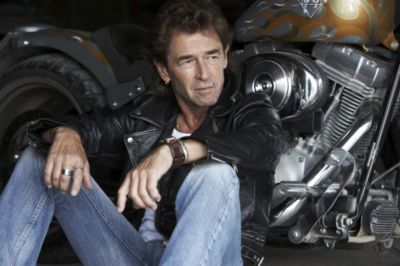 Pressefoto: , 2008 © Peter Maffay vor einem Motorrad