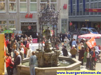 Pressefoto: http://www.buergerstimmen.de/ , 2008 © Maikundgebung rund um das Gänseliesel - die gelbe Zeltplane links zum Redner-Zelt gehört