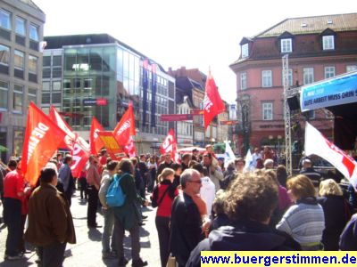 Pressefoto: http://www.buergerstimmen.de/ , 2008 © Trotz der vielen Fahen von Linkspartei, Jusos, SPD und Transnet stehen die Menschen locker zusammen. Viele Gesprächskreise sind zu sehen.