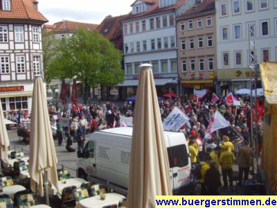 Pressefoto: http://www.buergerstimmen.de/ , 2008 © Zirka 450 Menschen kamen zur Maikundgebung, wobei die gelbe Zeltplane rechts zum Rednerzelt gehört.