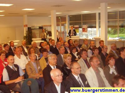 Pressefoto: http://www.buergerstimmen.de/ , 2008 © Über fünfzig Gäste hören dem Vortrag vom Herrn von Stumberg gebannt zu