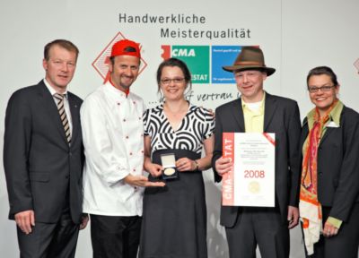 Pressefoto: Pressefoto , 2008 © Landfleischerei Neumeier bekommt das Testat mit der Goldmedaille in Erfurt überreicht