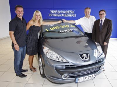 Pressefoto: Pressefoto , 2008 © Der Schlüssel zum millionsten Peugot 207 wird im Nürnberger Autohaus Fröhlich überreicht