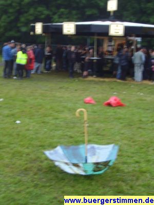 Pressefoto: http://www.buergerstimmen.de/ , 2008 © Regenschauer gab es häufiger beim Festival. Da kaum ein Besucher einen Schirm benutzte steckte dieser Schirm uncool mitten auf dem Gelände