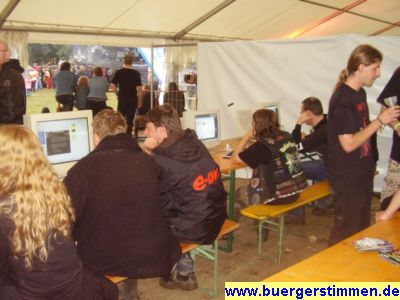 Pressefoto: http://www.buergerstimmen.de/ , 2008 © Die junge Festivalgeneration will auch während des Festivals ICQen, Mailen, Chatten und den Kontakt zur großen weiten Internetwelt nicht verlieren.Der Internetzugang war kostenfrei.