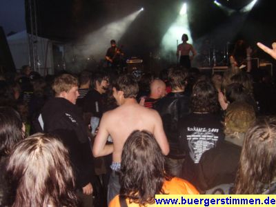 Pressefoto: http://www.buergerstimmen.de/ , 2008 © Wenn man richtig gefeiert und geheadbangt hat, dann darf man schon mal die Frauen hinter sich mit einem nackten Oberkörper beglücken