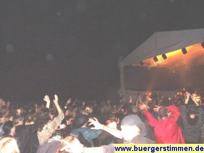 Pressefoto: http://www.buergerstimmen.de/ , 2008 © Auch das gehört zum Festival. Die Zuschauer puschen sich durch Gesten gegenseitig hoch, so wie dieser junge Mann die anderen Fans von Satatio Mortis anfeuert.