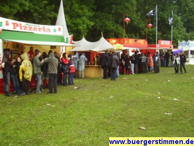 Pressefoto: http://www.buergerstimmen.de/ , 2008 © Immer wieder gab es Regenschauer. Buden boten Schutz und Nahrung. Regencapes gab es bei einigen Poromtionständen kostenfrei