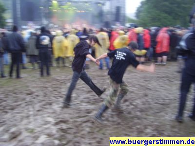 Pressefoto: http://www.buergerstimmen.de/ , 2008 © Hand in Hand folgt das Pärchen mit Spaß und großen Sprüngen ausgetretenen Pfaden