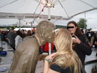 Pressefoto: , 2008 © Matsch ist glitschig und nach einem Maleur braucht man ersteinmal ein Bier - die Dusche kann warten. - Foto von Lothar Semm