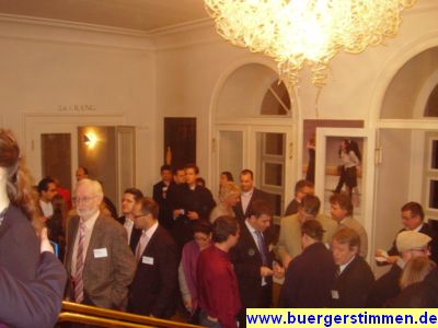Pressefoto: http://www.buergerstimmen.de/ , 2008 © Vor Beginn der Preisverleihung herrschte große Gedränge im Foyer des Deutschen Theaters