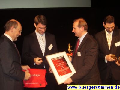 Pressefoto: http://www.buergerstimmen.de/ , 2008 © Der Chef von Novelis nimmt stolz den ersten Preis in der Kategorie Produkte entgegen
